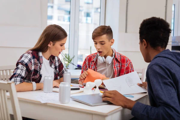 Smart College-Studenten genießen den gemeinsamen Lernprozess — Stockfoto