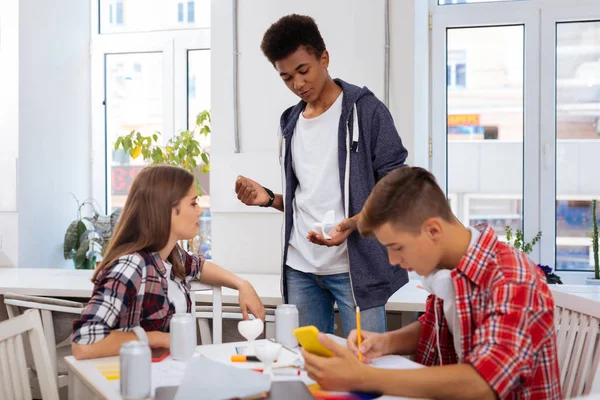 Junge vielversprechende Innenarchitekten sprechen über zukünftige Möbel — Stockfoto