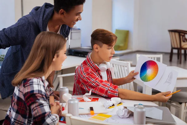 Estudiantes de arte creativo prometedores mirando la paleta de colores — Foto de Stock