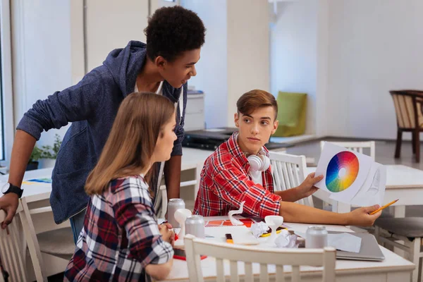 Blondschopf-Student fragt sich nach Hauptfarbe für sein Projekt — Stockfoto