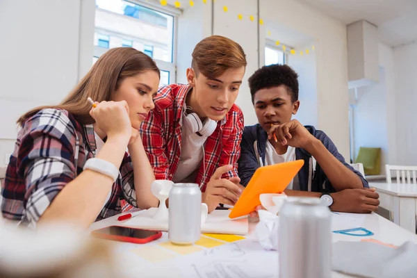 Moderner blondhaariger Student mit orangefarbenem Tablet — Stockfoto