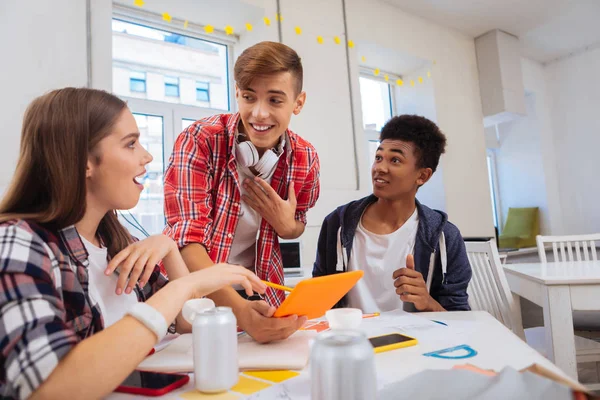 Schüler sind neugierig beim Ansehen von Lehrvideo — Stockfoto