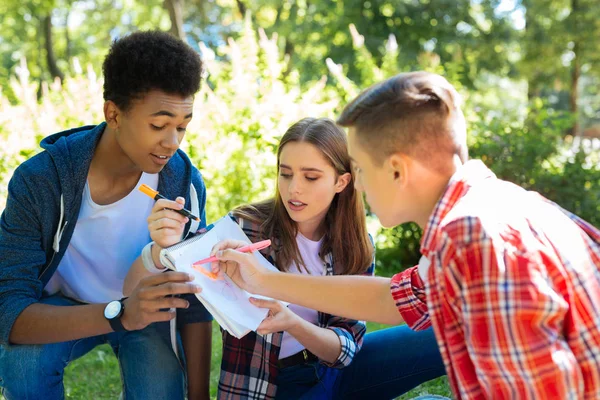 Bazı notlar beyin fırtınası sahip üç yaratıcı öğrenciler