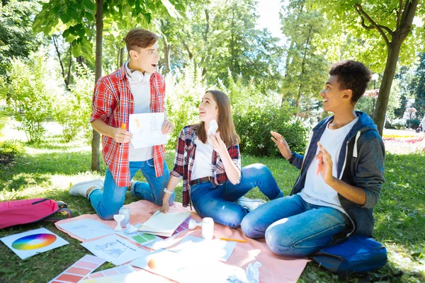 Studente dai capelli biondi che indossa auricolari sul collo sentendosi emotivo — Foto Stock