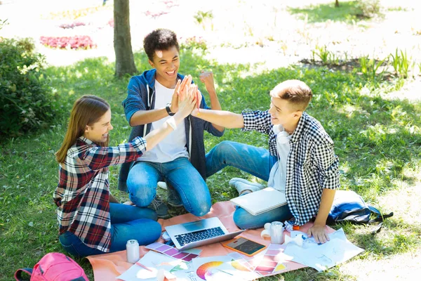 Equipe de sonho de irradiar estudantes sentindo-se felizes juntos — Fotografia de Stock