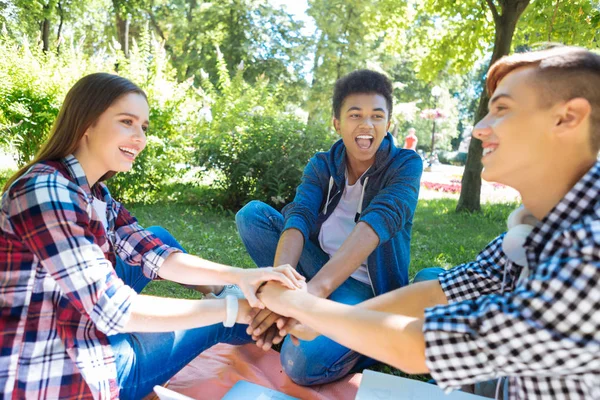 Tre futuri imprenditori che si divertono con il lavoro di squadra — Foto Stock