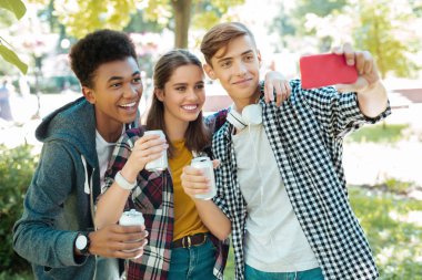 Modern ışınlama öğrenciler selfie birlikte yapma