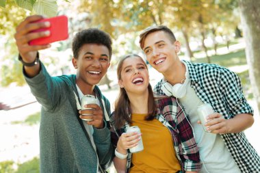 Genel olarak yapım fotoğraf gülümseyen üç genç kişilikleri