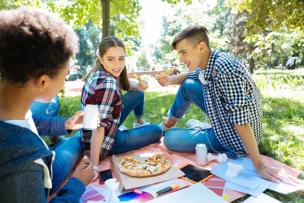 Stílusos diákok pizza sajt enni és inni szénsavas víz — Stock Fotó