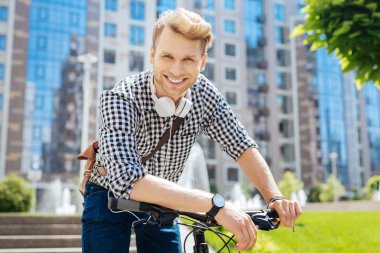 Bisiklete binmek memnun akıllı adam