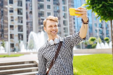 Kameraya gülümseyen mutlu neşeli adam