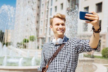 Mutlu mutlu adam havuzun ayakta