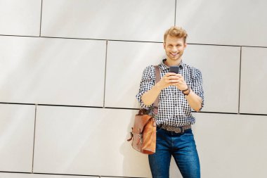 Güzel yakışıklı onun smartphone kullanarak