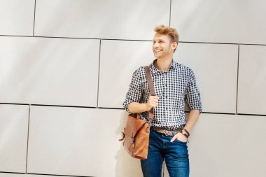 Büyük bir ruh halinde olmak neşeli yakışıklı adam