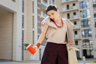 Güzel duygusal kadın iş tartışıyor