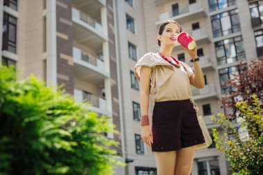 Kahvesini çok mutlu güzel kadının