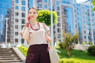 Çağrı yanıtlanıyor mutlu neşeli kadın