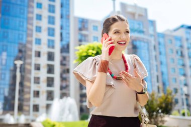 Pozitif güzel kadının onun konuşma