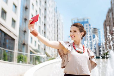 Kameraya bakarak neşeli güzel kadın