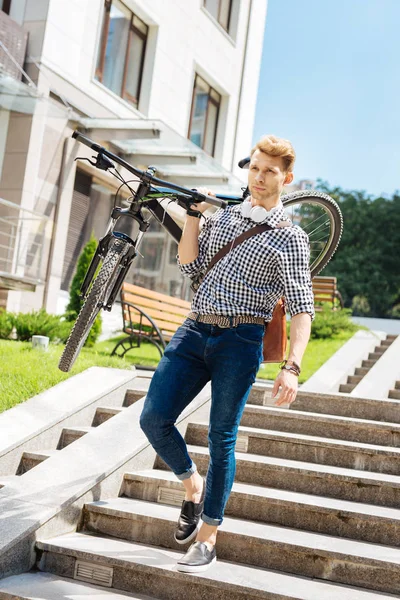 Onun bisiklet taşıma güzel yakışıklı adam — Stok fotoğraf