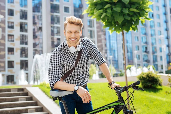 Délicieux homme agréable appuyé sur son vélo — Photo