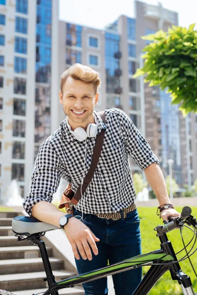Radosny pozytywny człowiek, za pomocą jego rower — Zdjęcie stockowe