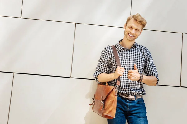 Självsäker ung man leende till dig — Stockfoto