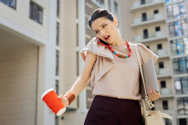 Buena mujer ocupada hablando por teléfono — Foto de Stock