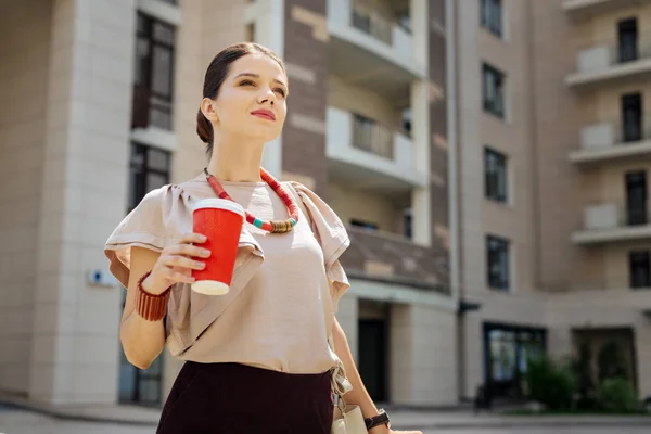 Mujer joven agradable tomando un descanso para tomar café — Foto de Stock