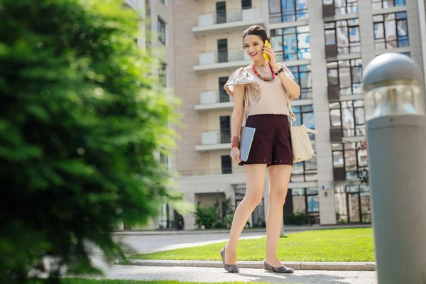 Mujer joven agradable dejando la oficina — Foto de Stock