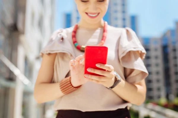 Selektivt fokus av en röd smartphone — Stockfoto