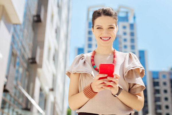 Восхищенная милая женщина улыбается
