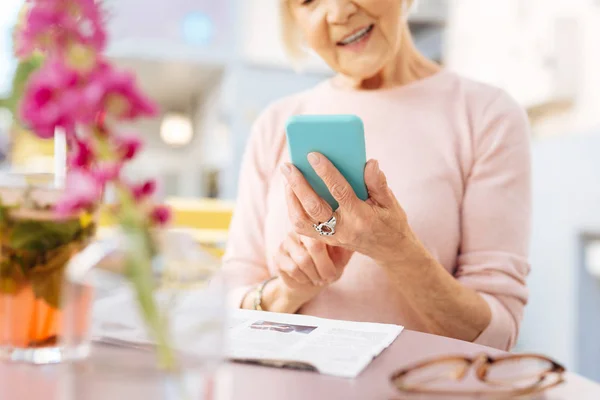 Érett női kéz telefon használata — Stock Fotó