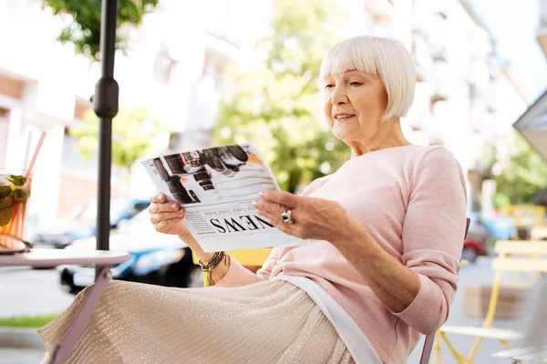 Feliz mujer mayor leyendo el periódico —  Fotos de Stock