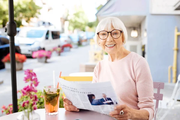 Jovialisk senior kvinna hennes startdag — Stockfoto