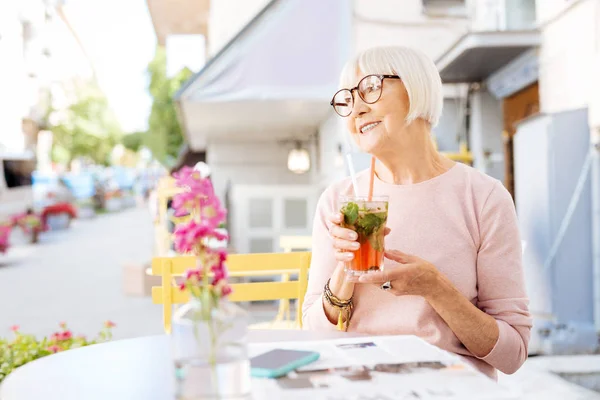 Überschwängliche Seniorin trinkt gerne — Stockfoto