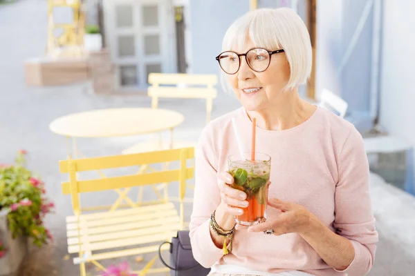 Pozitivní starší žena vychutnává nápoj — Stock fotografie