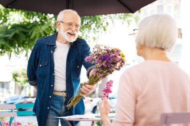 Neşeli komuta sizde çiçek hediye