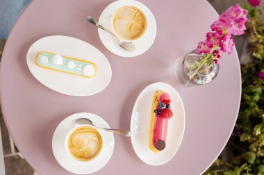 Lezzetli eklerleri ve kahve yüzeyinde düzenlenmesi