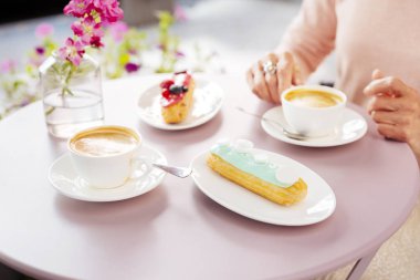 Narin pasta ve kahve yüzeyinde kalan