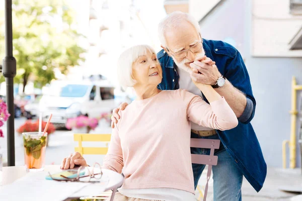 Schöner älterer Mann küsst Ehefrau die Hand — Stockfoto