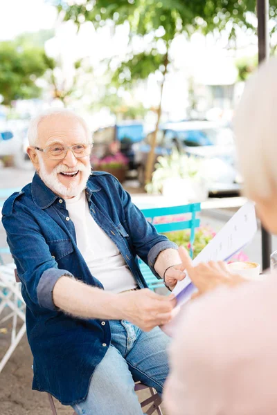 Jovial hombre mayor riendo — Foto de Stock