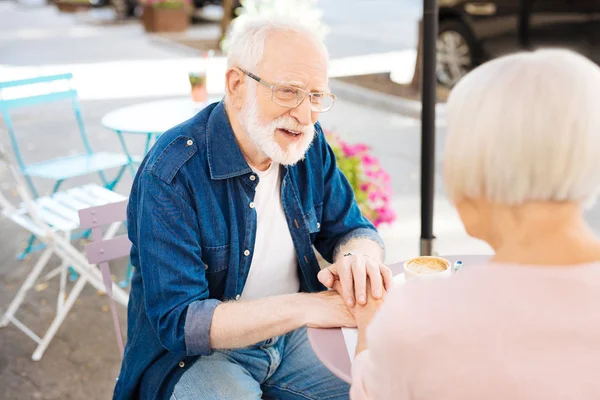 Красивый пожилой мужчина слушает жену — стоковое фото