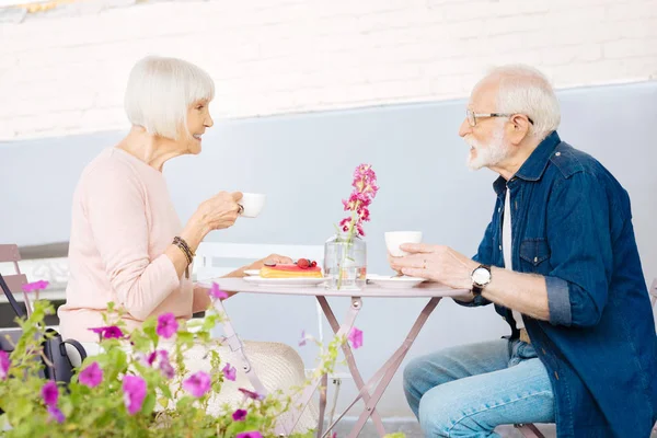 Feliz pareja de ancianos bebiendo café — Foto de Stock