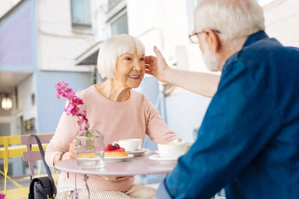 Positiver Senior schlägt Ehefrau — Stockfoto