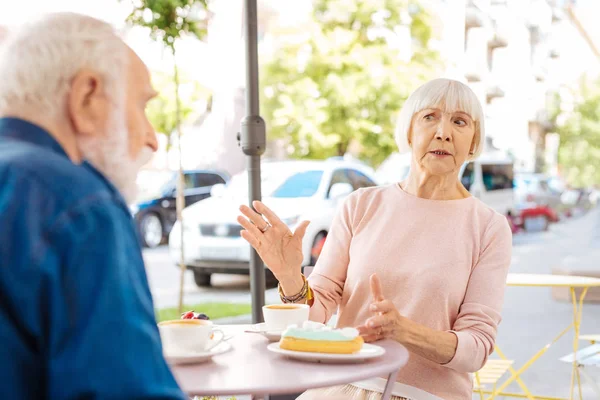 Atractiva pareja de ancianos chismorreando — Foto de Stock