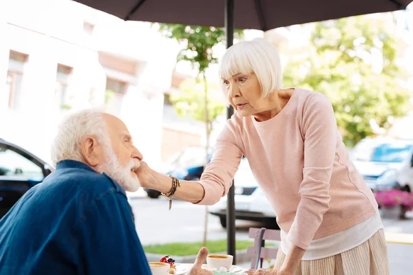 Aantrekkelijk senior paar flirten — Stockfoto