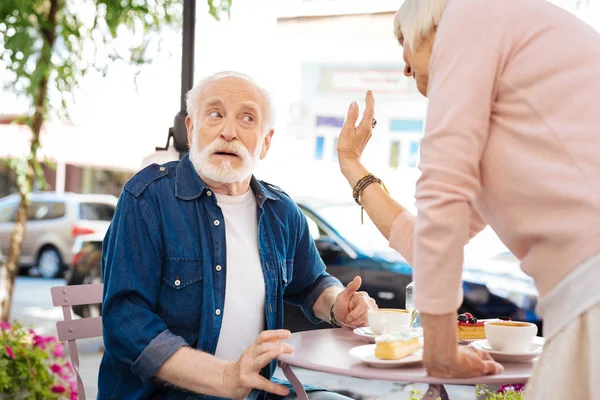 Galant senior paar vergadering voor datum — Stockfoto