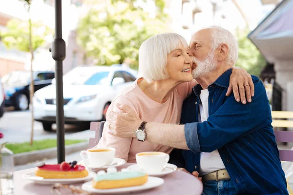 Uroczy starszy para Całowanie — Zdjęcie stockowe