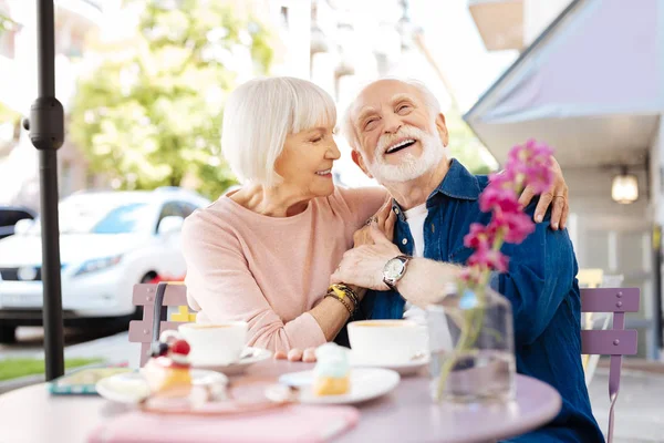 Fröhliches Seniorenpaar liebäugelt — Stockfoto